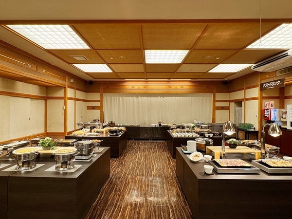 【夕食／例】種類豊富で彩り豊かな和洋中バイキング。さらにアルコールやソフトドリンクの飲み放題付（90分制）！