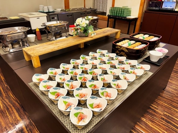 【夕食／例】種類豊富で彩り豊かな和洋中バイキング。さらにアルコールやソフトドリンクの飲み放題付（90分制）！
