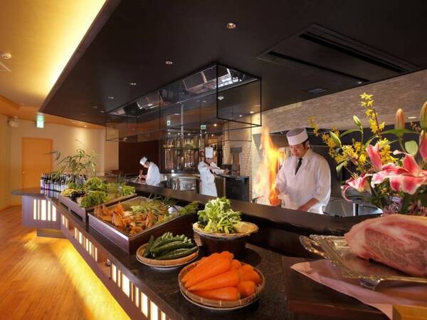 【朝食/例】ライブキッチンで調理する「ふわふわオムレツ」や目の前で握る「おふくろのおにぎり」などが楽しめる