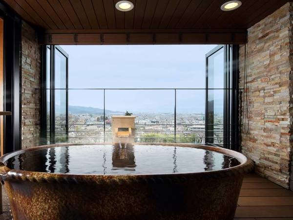 【露天風呂付き和洋室/例】部屋についている露天風呂からは松本市内を一望