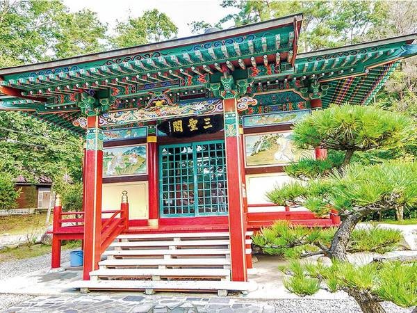 【三聖閣】韓国の寺院は後方に三聖閣という殿閣を置き山岳信仰と融合したものが多い。何を祀るかで山神閣、七星閣、独聖閣と呼ばれますが、ここ三聖閣では山神、七星神、独聖を祀っています。