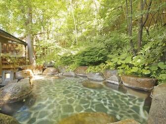 たてしな藍／【岩風呂（露天風呂）】檜風呂と男女入替制