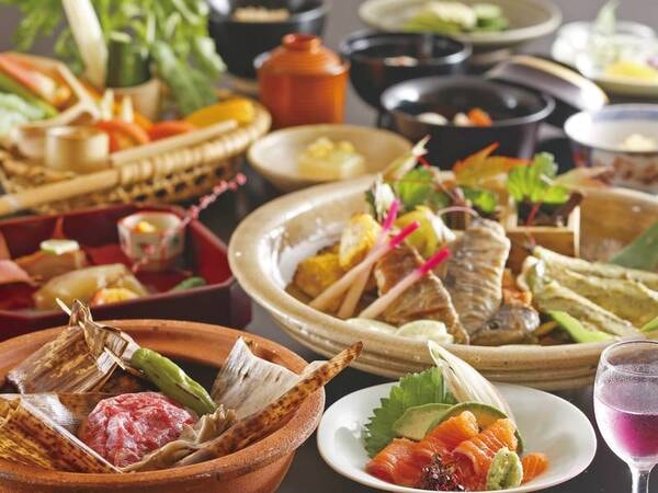 【山味懐石料理/例】通年で提供する「特選牛のワイン蒸し焼き」をメインに、月替わりの献立でご提供