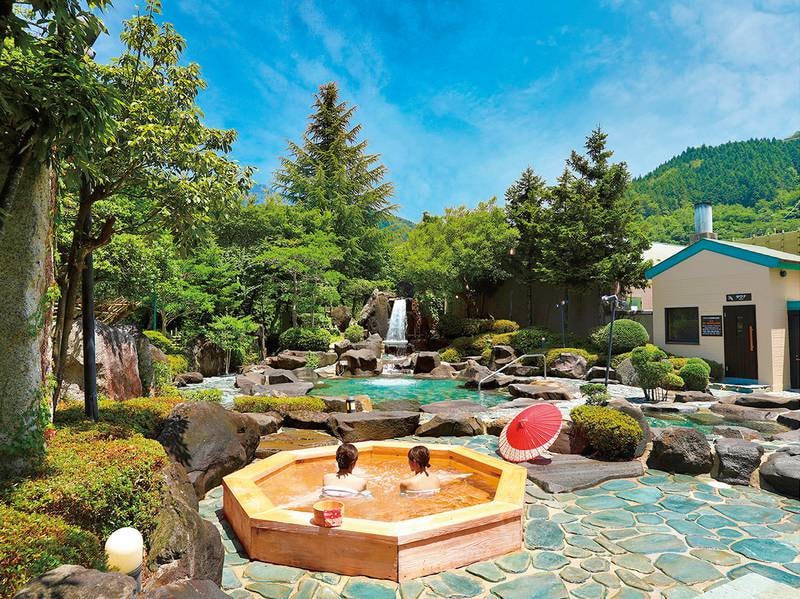 【縁覚の湯（露天風呂）】滝を配した大スケールの庭園露天風呂