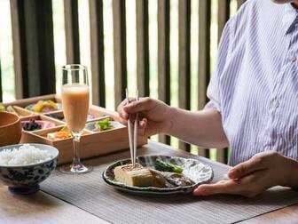 渓谷に佇む隠れ宿　峡泉／*【朝食一例】平飼い卵の出汁巻き　地面を自由に動き回り元気に育った鶏が生んだ栄養価の高い卵