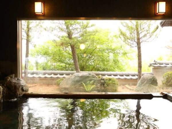 【「天竺の湯」展望風呂】高台に位置し、松本平の夜景や北アルプスを望む