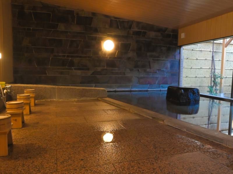 鮃の湯・内湯（大浴場）　百年の名湯をお楽しみください。