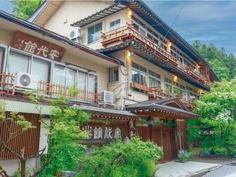 湯田中温泉　部屋食でまったりかけ流しの宿　安代館／【外観】明治35年創業・木造3階建ての温泉旅館