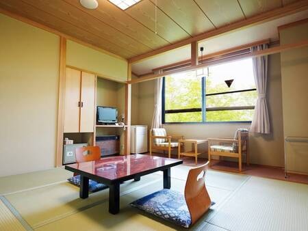 【新館和室8畳】窓から白樺の林を望む客室/一例
