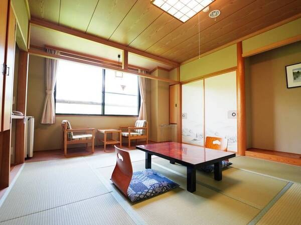 【新館和室8畳】窓から白樺の林を望む客室/一例
