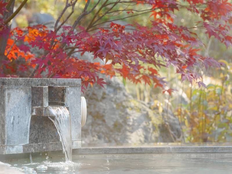 日帰り温泉／八風温泉（ご宿泊様無料）／紅葉の八風温泉／美しい紅葉と澄んだ空気を感じられる天然温泉露天風呂