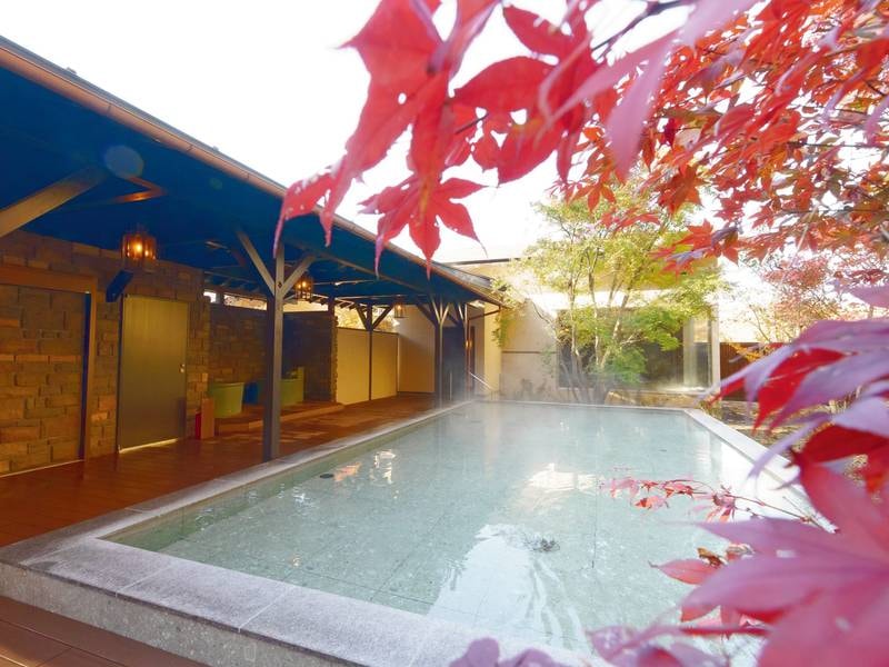 日帰り温泉／八風温泉（ご宿泊様無料）／紅葉の八風温泉／美しい紅葉と澄んだ空気を感じられる天然温泉露天風呂