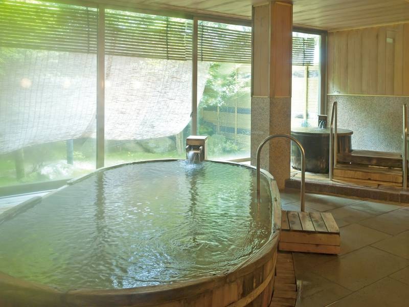 【白寿の湯】日本庭園を眺めながら檜の香漂う浴槽でのんびり