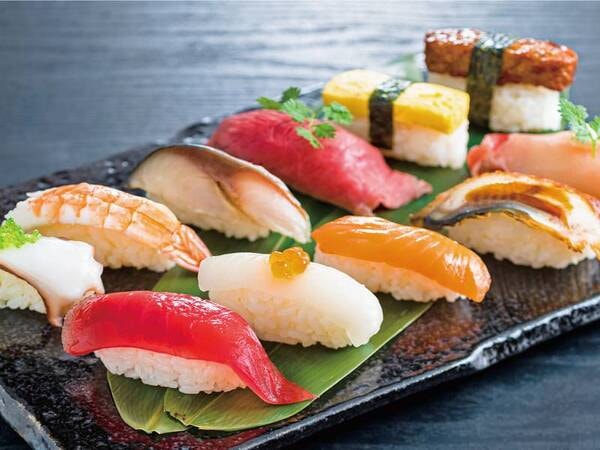 夕食は種類豊富なバイキング/例