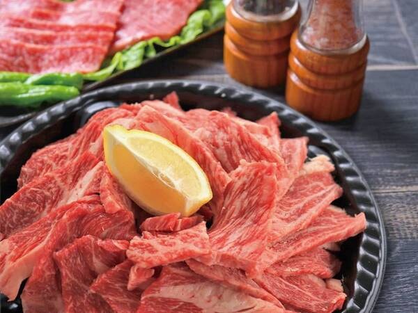 夕食は種類豊富なバイキング/例