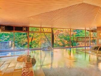 大江戸温泉物語Premium よしのや依緑園／【女性大浴場】解放感あふれるガラス張りの大浴場