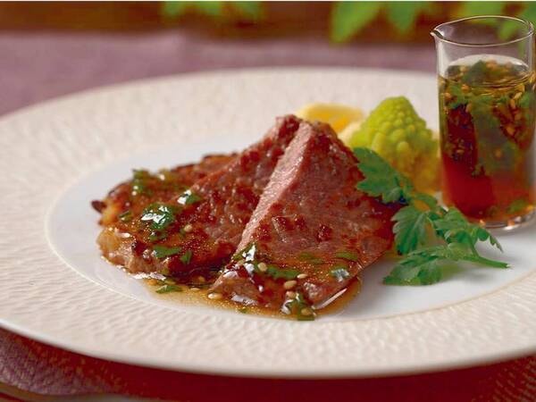 サーロインステーキ 金時草ソース/例※ステーキは調味牛脂を注入した加工肉です