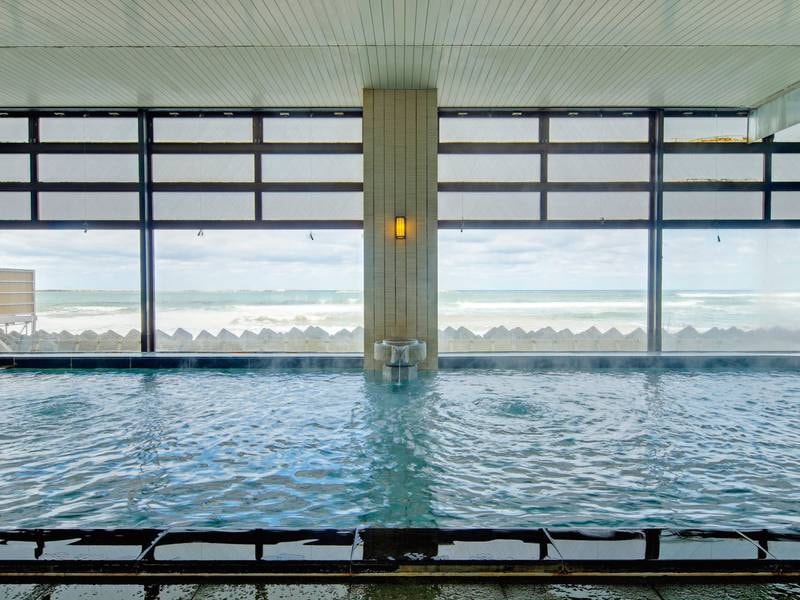 【大浴場】大きな窓からは広大な日本海を一望できる