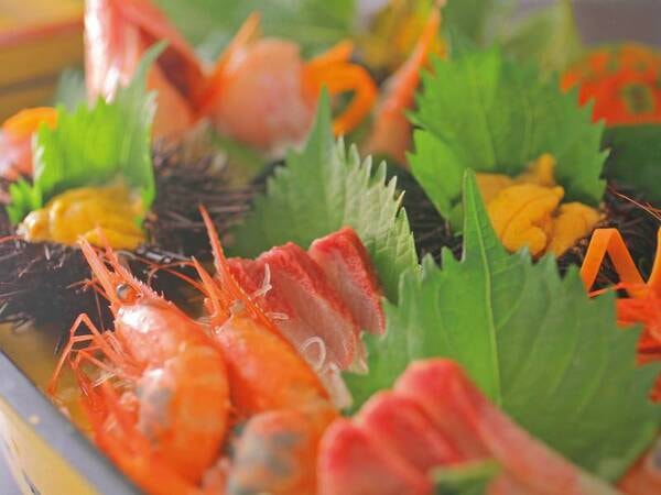 【金箔海鮮丼】近海漁港直送の新鮮な魚介を使った海鮮丼※写真はイメージ