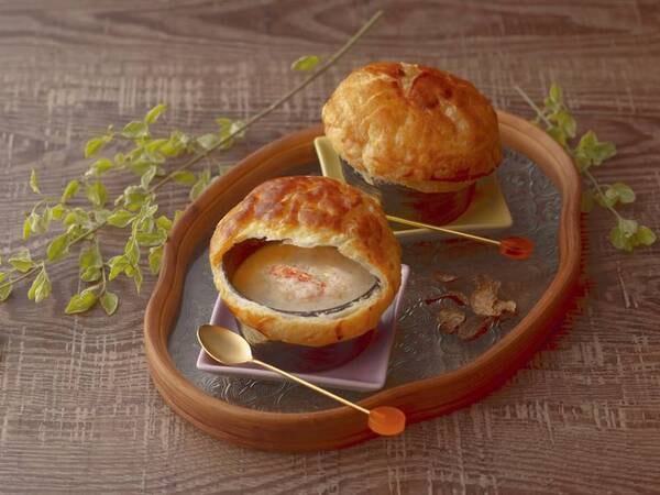 カニづくしバイキング_カニとトリュフのクリームスープパイ包み/例