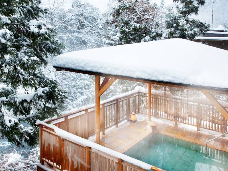 【白鷺の湯（雪の時期）】一面真っ白な雪につつまれた白鷺露天。幻想的な景観と上質な湯を愉しんで…