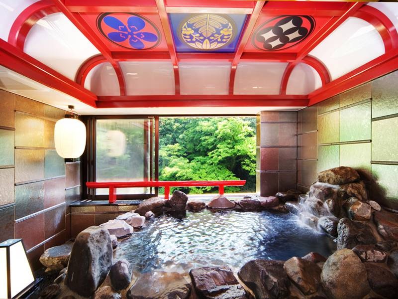 【貸切風呂】　秋の坊　華やかな格天井が広がる岩風呂。姫気分を満喫