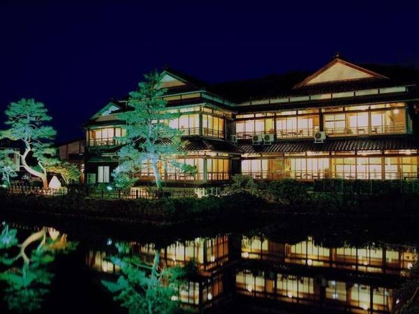 【外観】渡月庵の夜のライトアップは和倉温泉の見所の一つとなっております