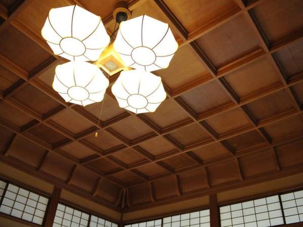 【まつの間】天井は総無節檜の格天井が施され、建設当時に最高の贅と職人の腕を駆使したことが感じられます