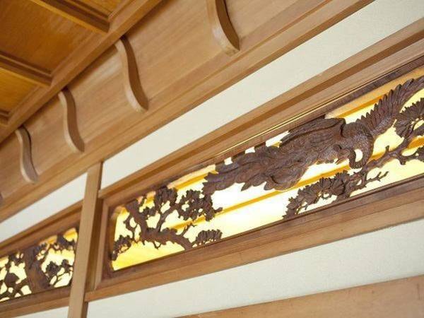 【まつの間】欄間は松と孔雀をあしらい高貴な方々をお迎えするために建造されました