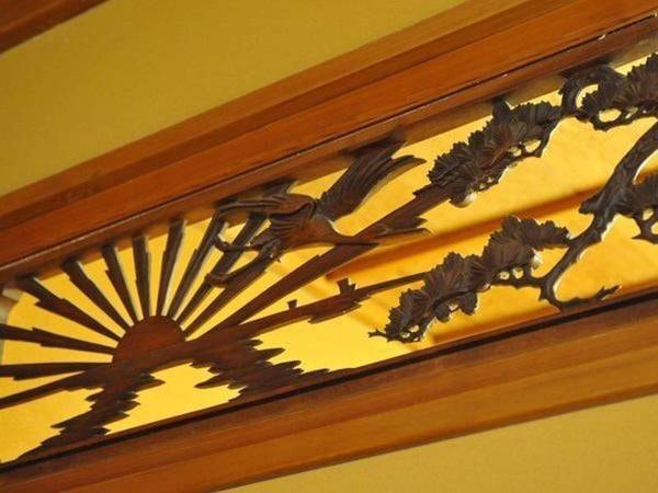 【あやめの間】欄間は旭日と鶴亀が彫刻がされており、床の間は、床柱・床框とも黒檀を贅沢に使い荘厳かつ気品の高い雰囲気を醸し出します