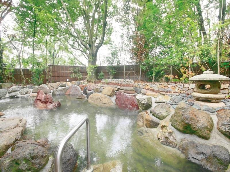 別邸・奏の湯「紅梅の湯」露天風呂