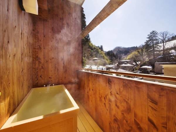 【御前峰（露天付特別室：禁煙）】専用の露天風呂でのんびりと湯浴みを楽しむ