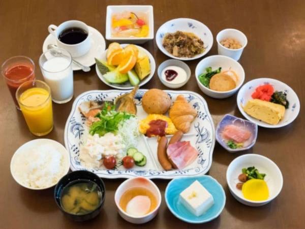 【朝食一例】30種類以上の料理が並ぶバイキング形式のご朝食です。お好みの料理をお腹いっぱいどうぞ！