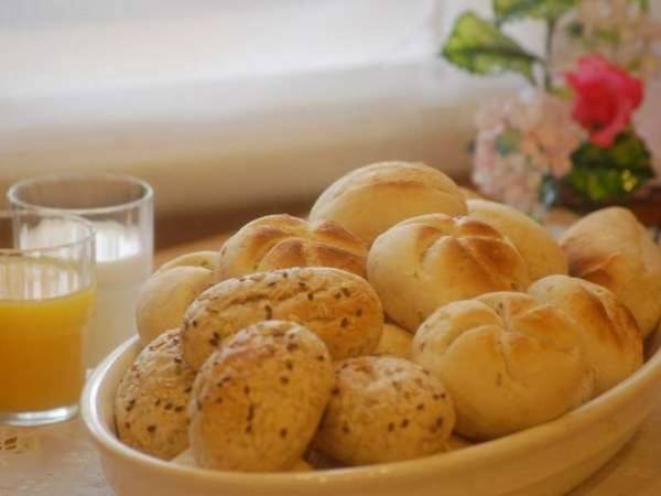 朝食バイキング一例　ヨーロッパ直輸入4種類の無添加パン