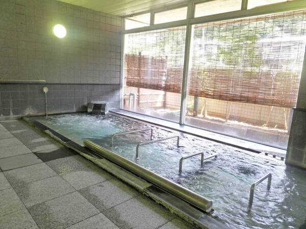 【椿の湯】豊富な湯量の温泉大浴場