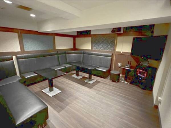 【カラオケルーム(共用)】みなさまでお楽しみいただく共有のカラオケルーム