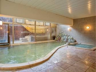 伊東園ホテル箱根湯本／【大浴場】インド砂岩の岩壁や伊豆の青石に囲まれた天然温泉！サウナも完備