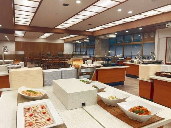 【バイキング／例】お好みにあわせて選べるバイキング。
旬の食材を利用した料理フェアと、アルコール・ソフトドリンクの飲み放題で、楽しいお食事のひとときをお過ごしください（お食事時間は90分です）