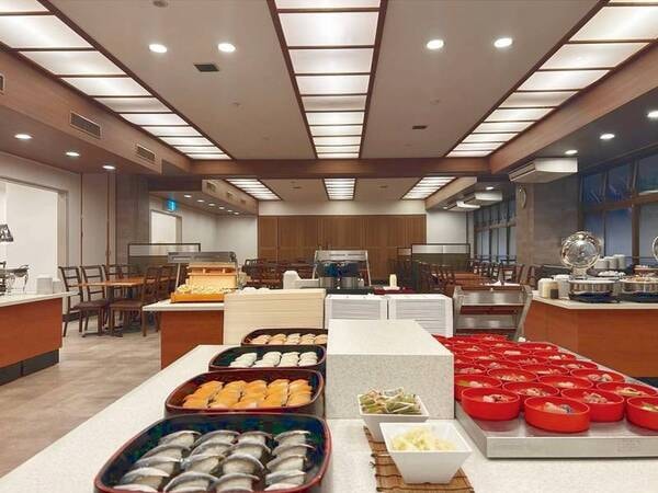 【バイキング／例】お好みにあわせて選べるバイキング。
旬の食材を利用した料理フェアと、アルコール・ソフトドリンクの飲み放題で、楽しいお食事のひとときをお過ごしください（お食事時間は90分です）