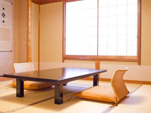 【8畳和室「楽-RAKU」/例】小さめのお部屋ですが、2名様や一人旅なら十分の広さ