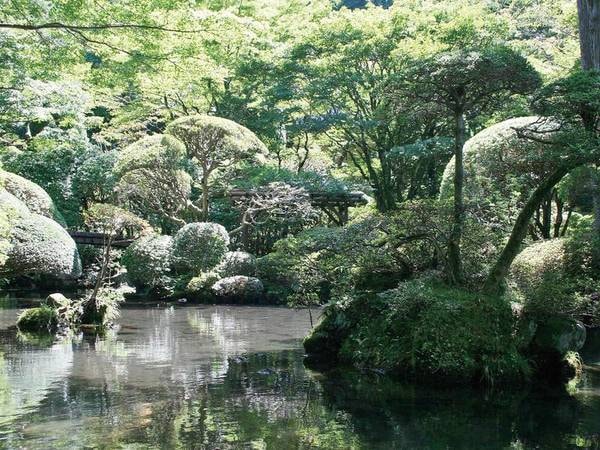 【庭園】敷地内に15,000坪の庭園を持ち、自然の樹々の香りを楽しめる
