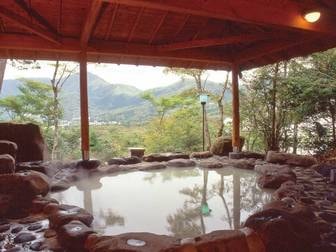 仙石原温泉　仙郷楼／【男性露天風呂「はぐれ雲」】金時山を望む眺望露天風呂