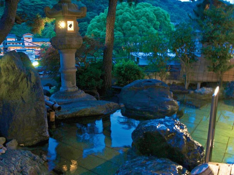 【露天風呂】灯篭と庭木に囲まれ、夜は星を仰ぎ、至福の時をお過ごしいただけます