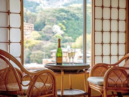 ゆったり時間が流れる湯河原で心がほどける時間を。(眺望は客室によって異なります)