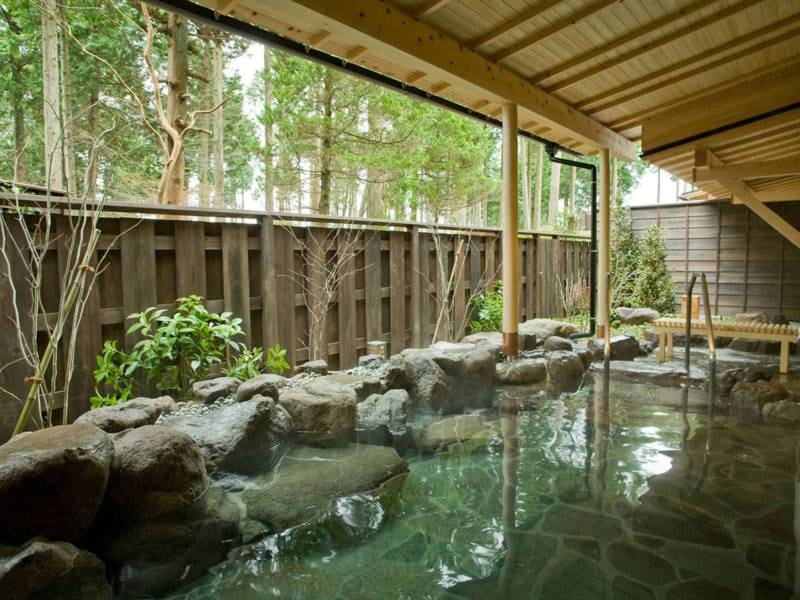 【大浴場/女湯】源泉は元箱根温泉の美肌の湯。森と一体感を感じる露天風呂は朝風呂が特にお薦め。