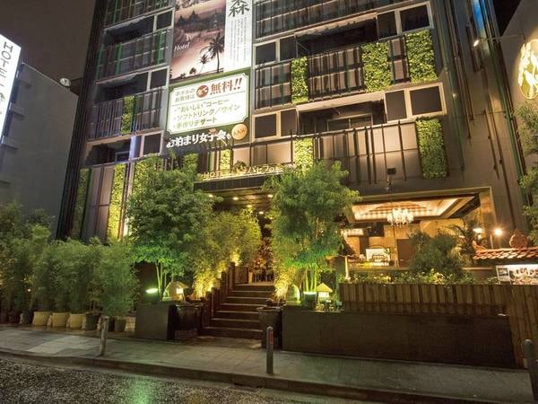 【外観】JR根岸線「関内」駅から徒歩約5分の立地。繁華街の中で緑に囲まれたホテル