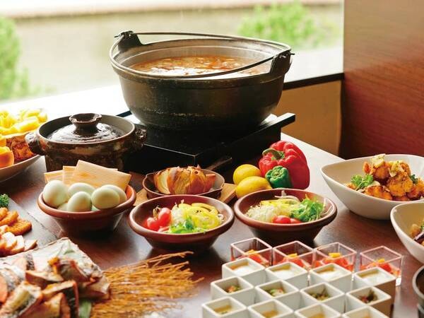 【朝食バイキング/例】お刺身や、お席で出来たてを愉しめる小鍋コーナー、和食から洋食やデザートもご用意