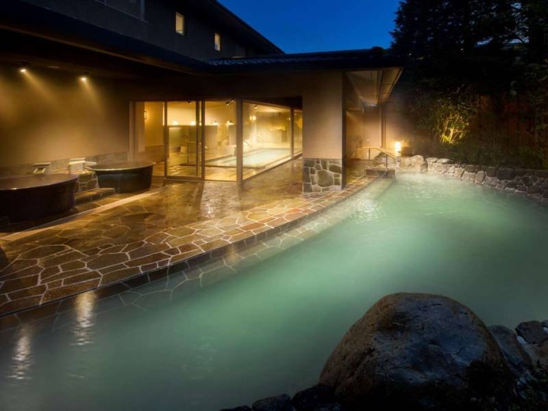 【大浴場】 露天風呂では、大涌谷の硫黄泉をお愉しみいただけます