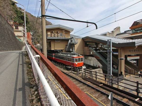 【宿までのアクセス①】箱根湯本駅に止まる電車を横目に坂を上ります
