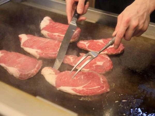 鉄板焼き・天麩羅・寿司のライブキッチンが魅力的/一例